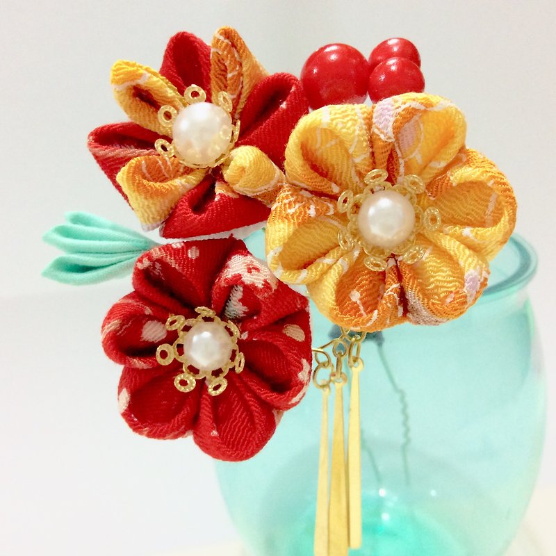 Kanzashi red and orange flower hair pin hair accessories（つまみ細工） - Hair Accessories - Polyester Multicolor
