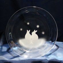 フェントン ハンドメイド ガラスうさぎ うさぎモチーフのガラス小皿 月夜が楽しいうさぎたち - ショップ