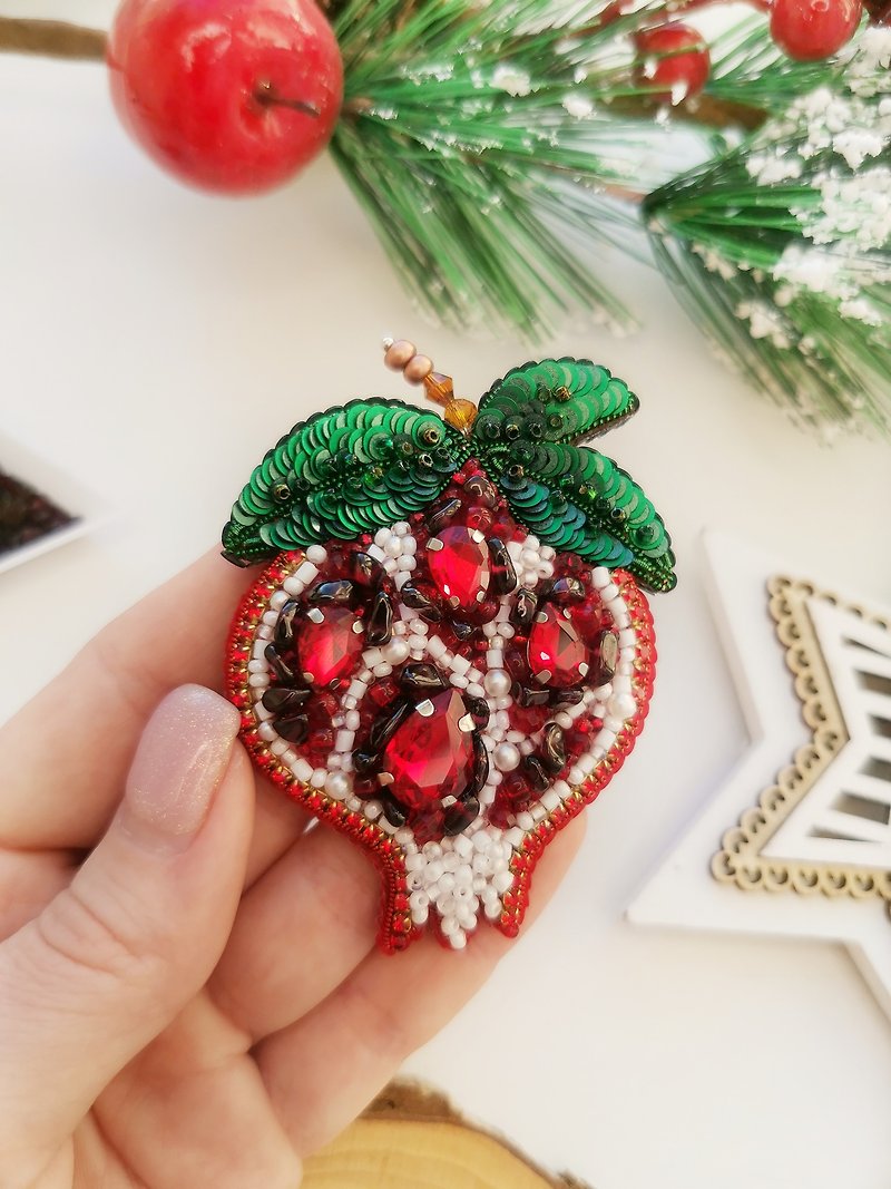 Pomegranate brooch, embroidered pomegranate brooch, fruit brooch, gift for mom - เข็มกลัด - คริสตัล สีแดง