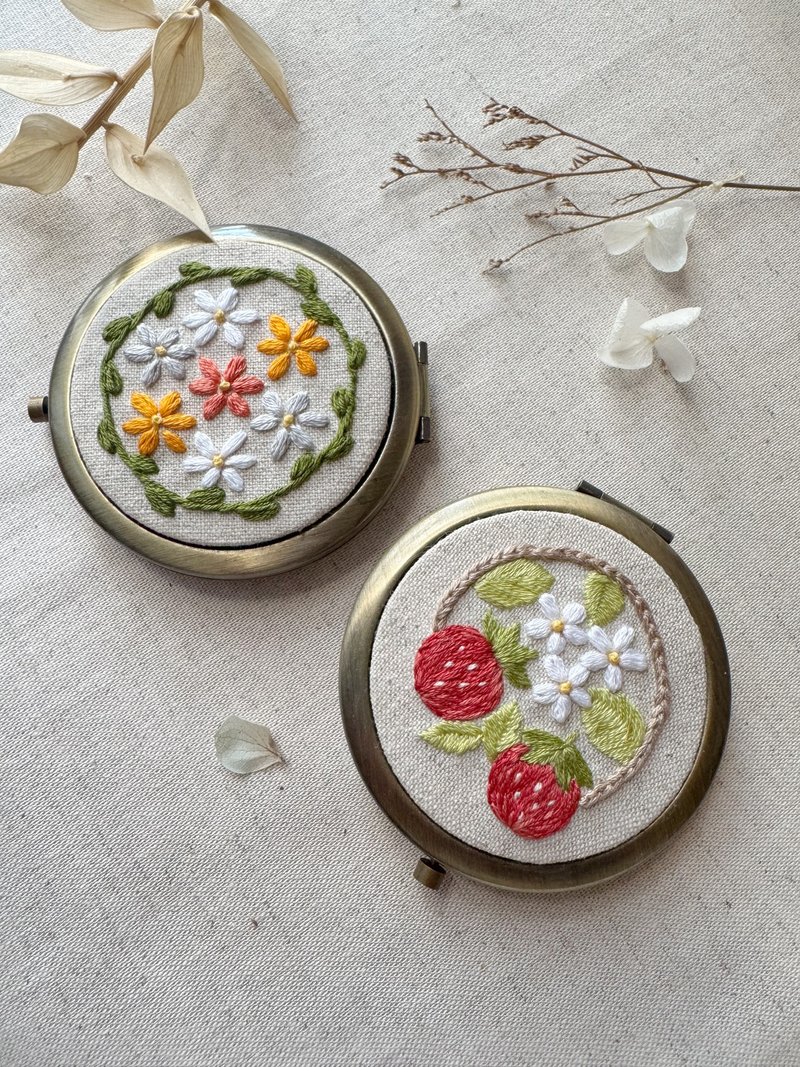 手工刺繡隨身化妝鏡 春暖花開系列 - 彩妝刷具/鏡子/梳子 - 繡線 卡其色