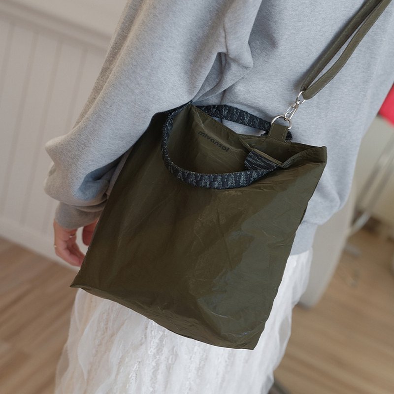 [In stock] Korean wrinkled dual-purpose mini tote bag - olive green environmentally friendly DuPont paper material - Messenger Bags & Sling Bags - Paper Green