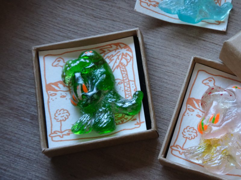 【Handmake Brooches】Eating Mushrooms by Waka YOSHIDA - Brooches - Resin Green