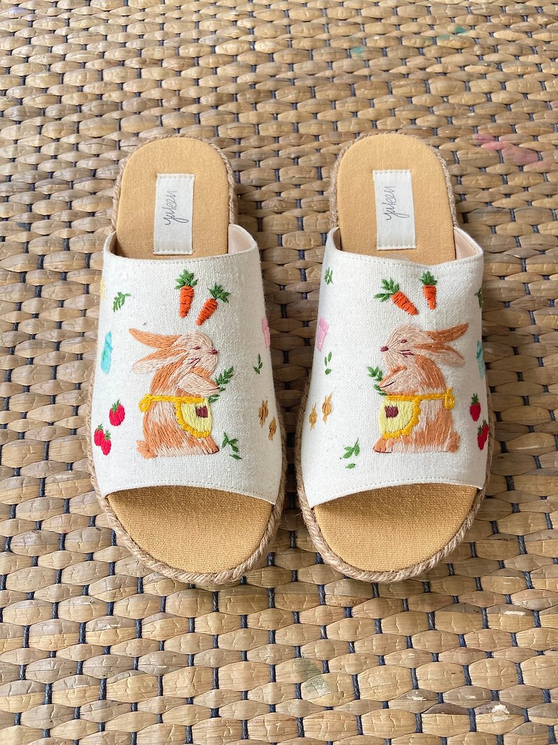 Hand Embroidered Handmade Shoes - 女款休閒鞋 - 棉．麻 