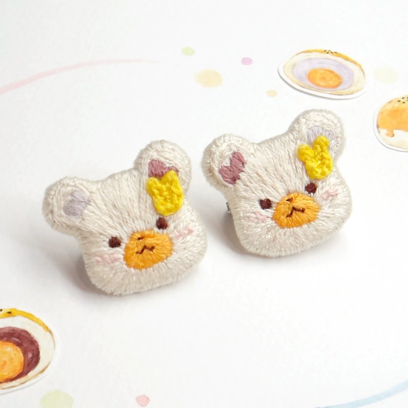 Embroidery pin/September birthday bear/Egg yolk crisp/safety pin - Badges & Pins - Thread White