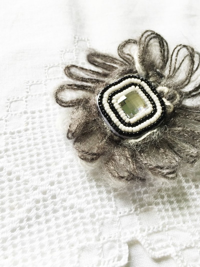 黑白閃閃刺繡襟針 Black & White Bling Bling Embroidery Brooch (JEBR025) - 胸針 - 棉．麻 灰色