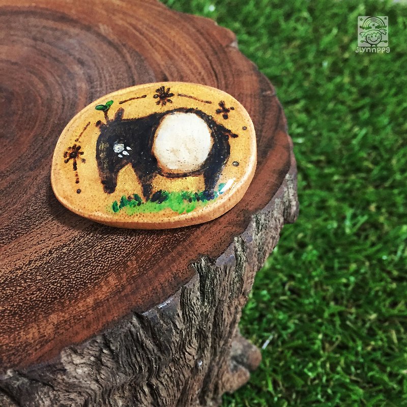Hand painted tapir wooden badge - เข็มกลัด - ไม้ สีนำ้ตาล