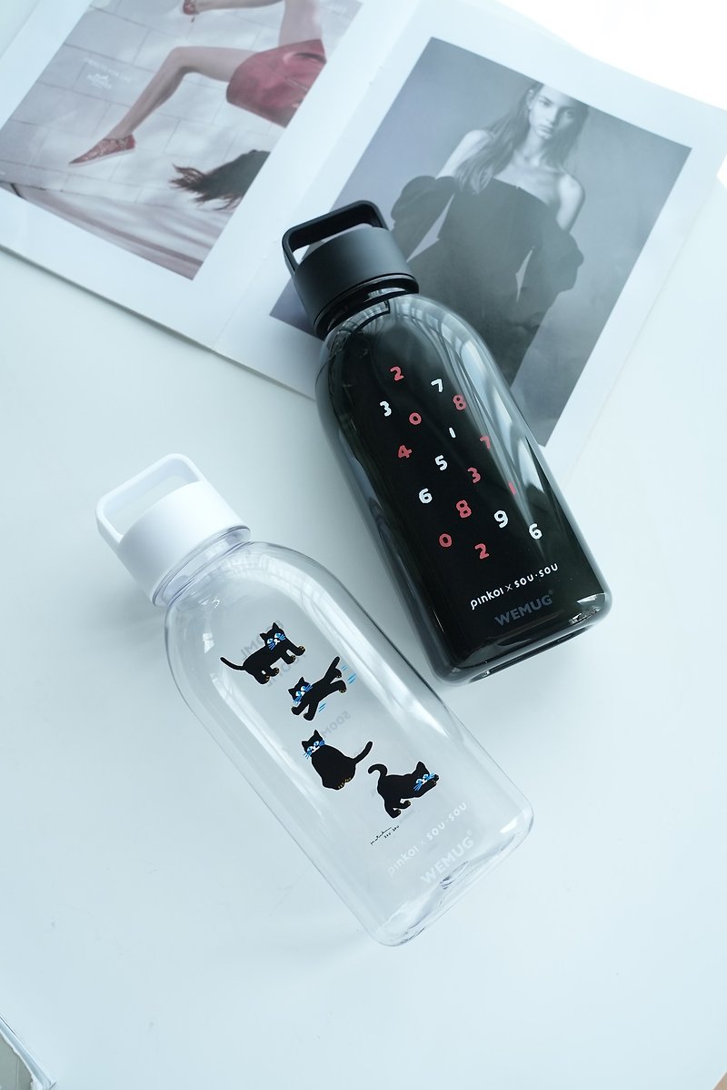 【Pinkoi x SOU・SOU】Lover’s Gift Handle Large Capacity Portable Bottles Transparent Black Black Cat - กระติกน้ำ - พลาสติก หลากหลายสี