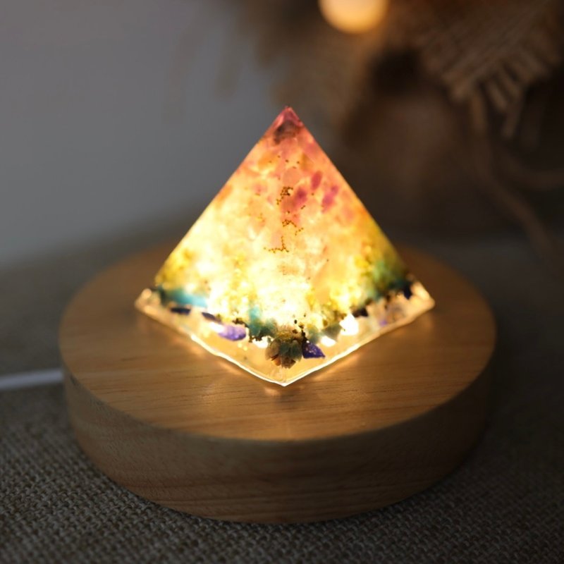 Under the Sakura Tree - Orgonite Pyramid - โคมไฟ - คริสตัล หลากหลายสี