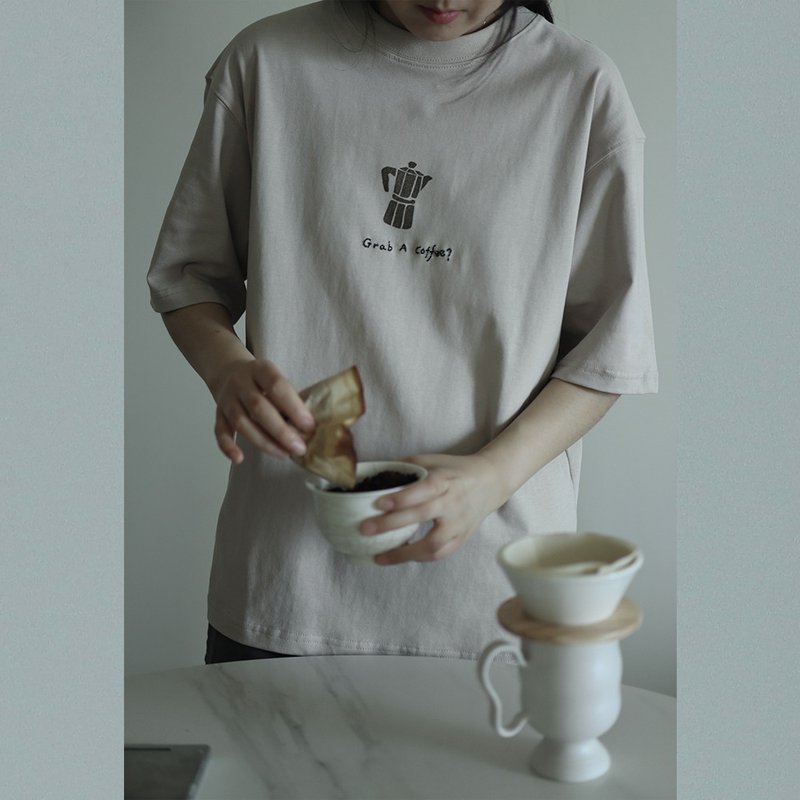 Grab a coffee shoulder T-shirt men's and women's same cotton casual jacket can b - เสื้อฮู้ด - ผ้าฝ้าย/ผ้าลินิน สีกากี