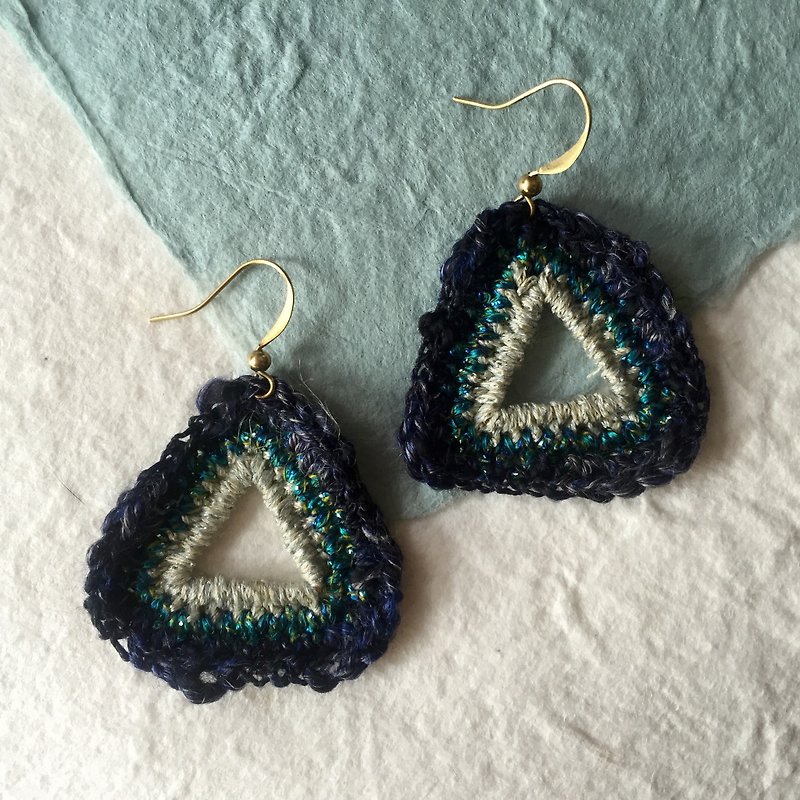 Crochet triangular earring -bleu - ต่างหู - ผ้าฝ้าย/ผ้าลินิน สีน้ำเงิน