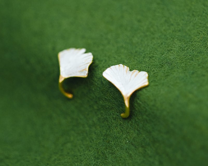 Gingko single clip-on earrings - Made in Japan - Gingko leaf - Gingko jewelry - ต่างหู - โลหะ สีทอง