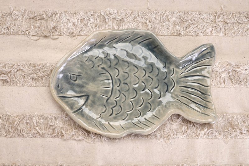 【情人節禮物】開心的魚形雕紋陶盤藍灰釉水色安全食器飾品收納盤 - 盤子/餐盤/盤架 - 陶 藍色