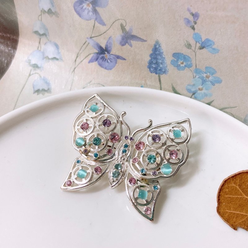 【西洋古董飾品】天然湖水藍貓眼石 蝴蝶 柔色萊茵鑽銀 胸章 胸針 - 胸針 - 貴金屬 藍色