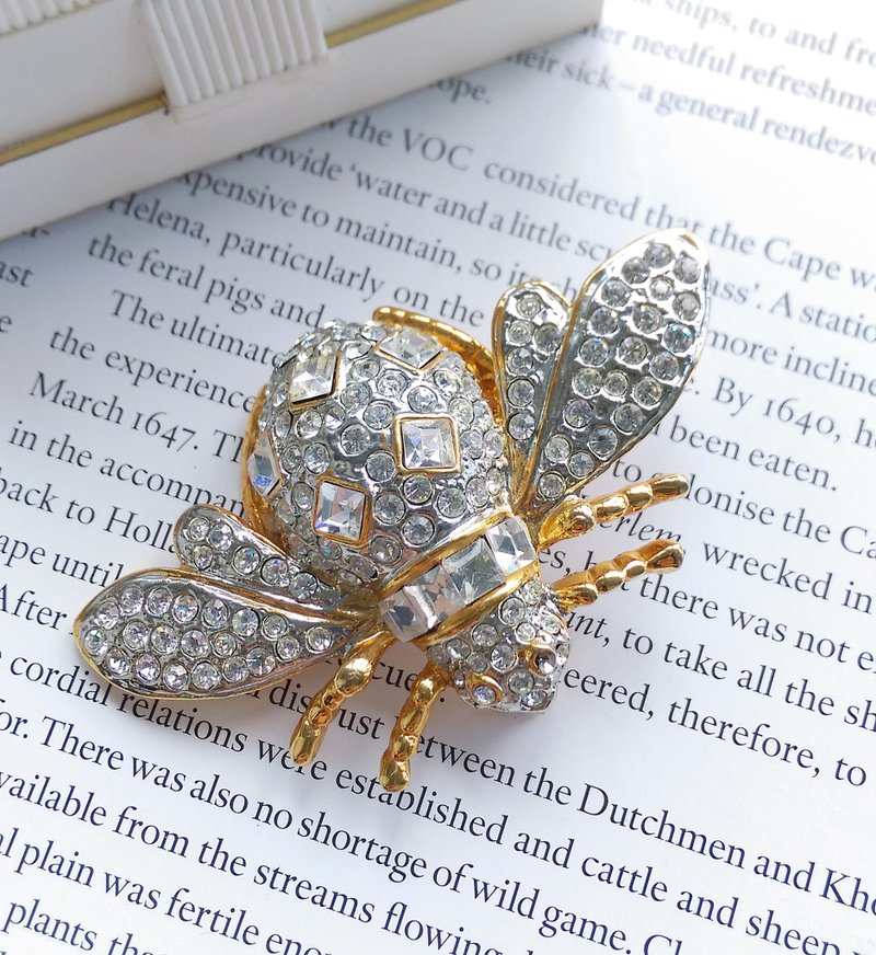 Vintage Jewelry 古い時 ジュエリー ラインストーンの蛾 飛翔昆虫 ブローチ - ピンバッジ・ピンズ - 金属 ゴールド