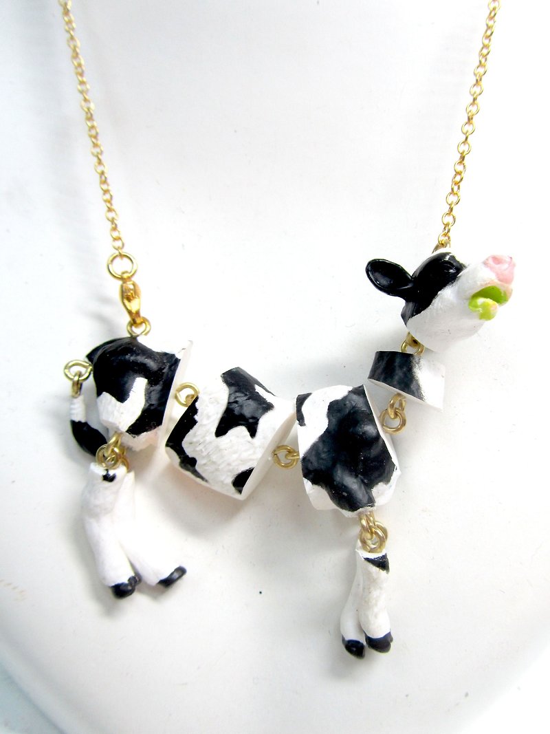 TIMBEE LO Active Split Dairy Necklace Black and White Cow Limbs Actively Running - สร้อยคอ - พลาสติก สีทอง