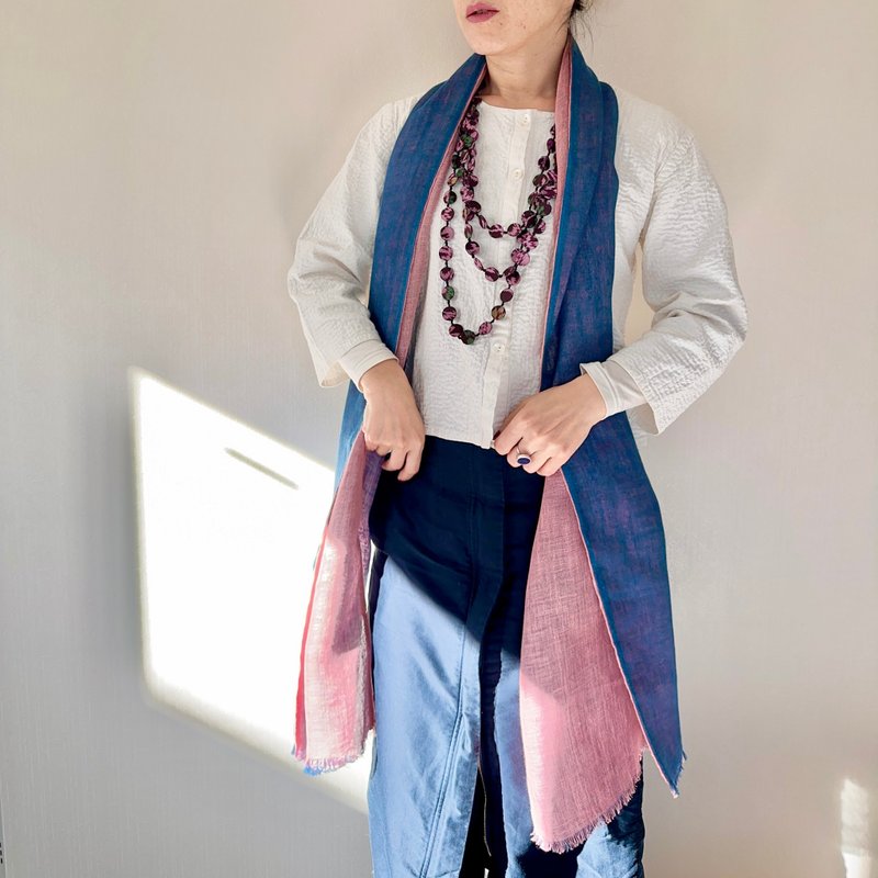 藍と紅花　麻の草木手染めストール　バイカラー　ロングストール - 圍巾/披肩 - 棉．麻 藍色
