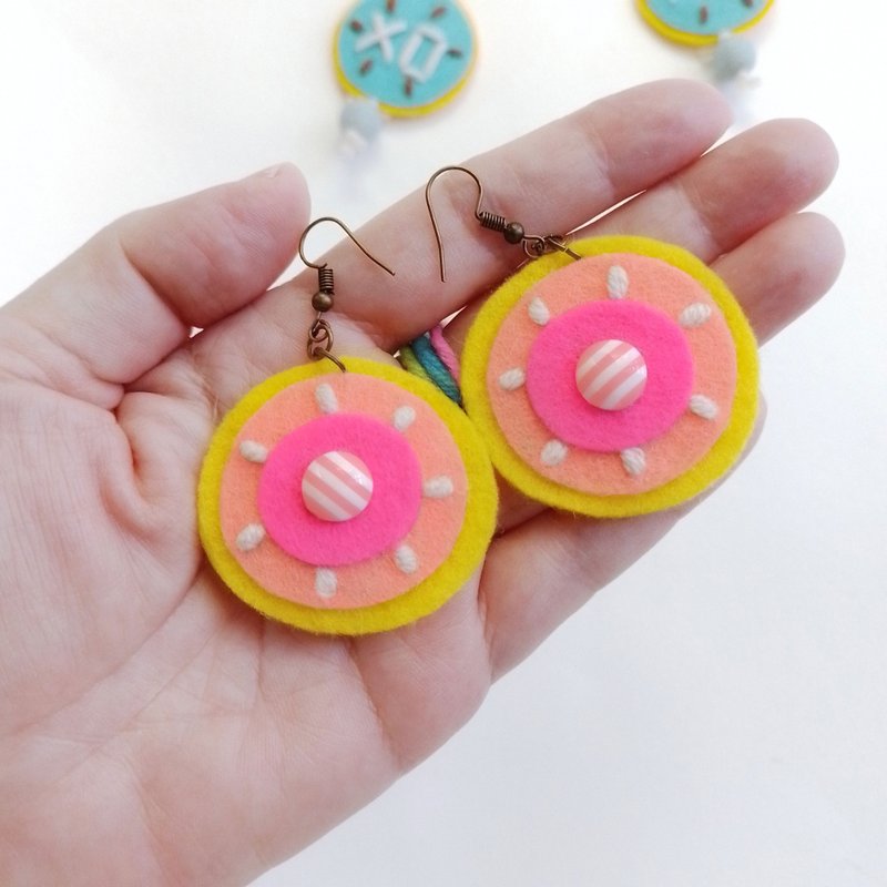 Cute free-form dangle earrings design with hand-stitching on hard felt and beads - 耳環/耳夾/耳骨夾 - 其他材質 