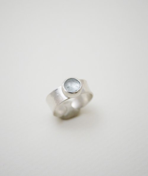 Ji Moi 簡單小石系列-海水藍寶‧鍛敲純銀戒指