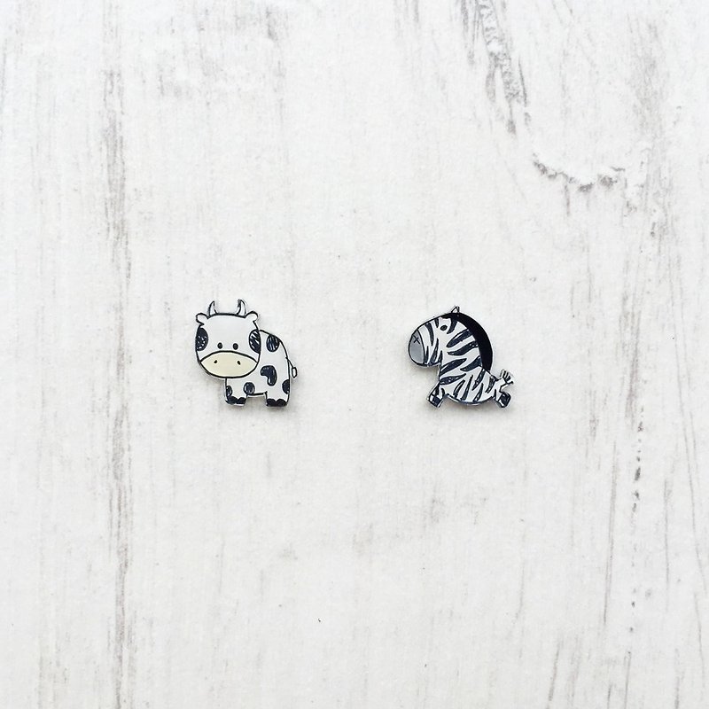 Pista mound hand painted earrings. Animals-Zebra + Cow - ต่างหู - เรซิน สีดำ