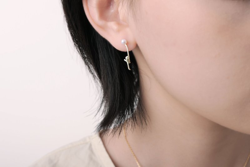 【Pinkoi x SOU・SOU】MONKEY & PEARL SILVER EARRINGS - Earrings & Clip-ons - Sterling Silver White