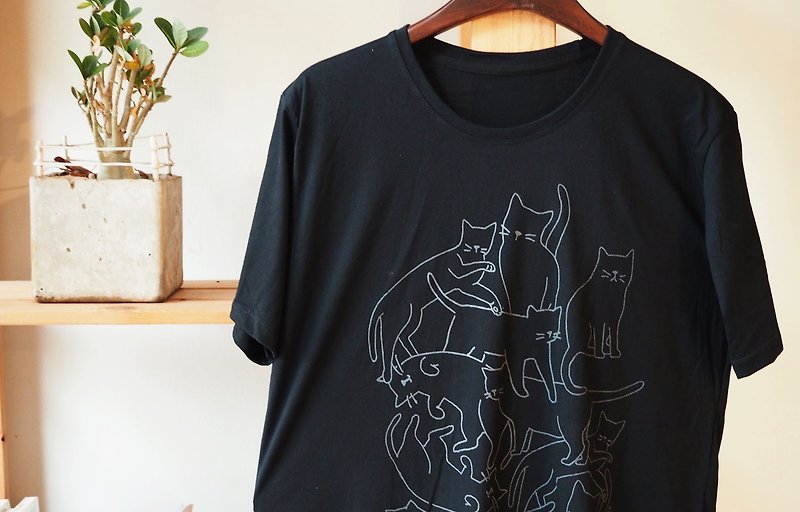 T shirt black color how many cat hand print with gray color - 帽T/大學T - 棉．麻 黑色