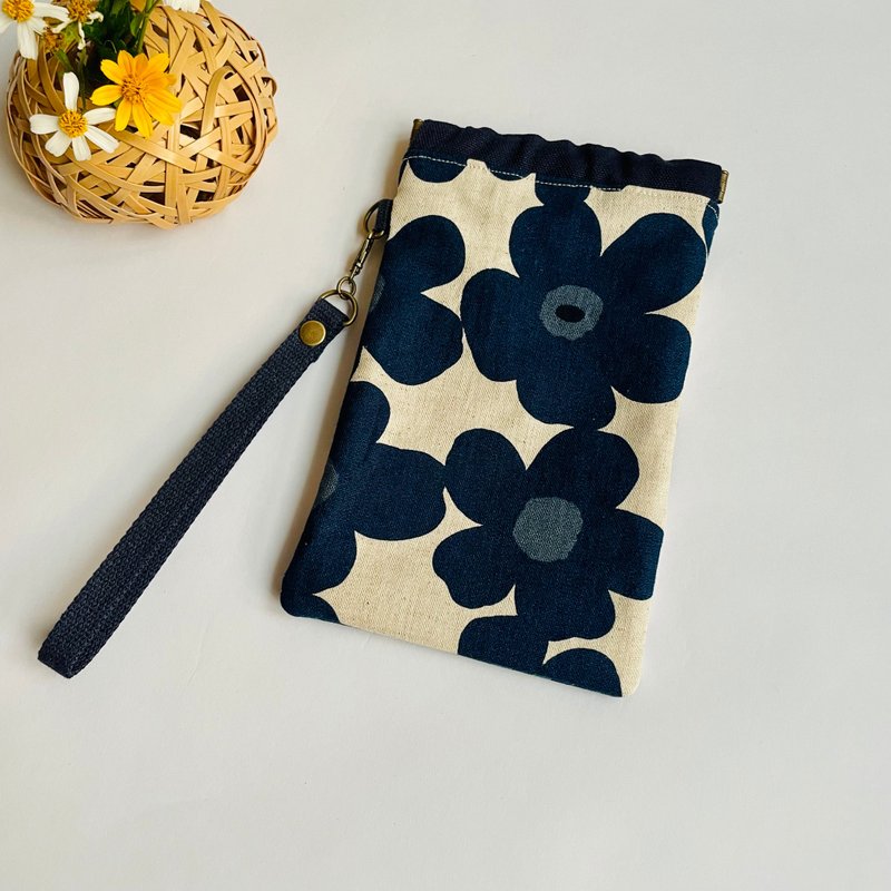 Poppy flower. Elastic cell phone pocket. Can be hung up or used alone. It’s also easy to put your passport glasses on - Toiletry Bags & Pouches - Cotton & Hemp Blue