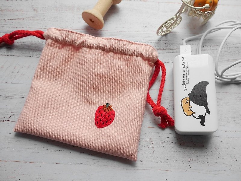 草莓刺繡束口袋 行動電源收納袋 - 居家收納/收納盒/收納用品 - 棉．麻 粉紅色