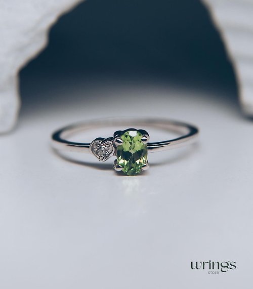 WRINGS 細緻銀質橄欖石訂婚戒指及側心形仿鑽立方氧化鋯