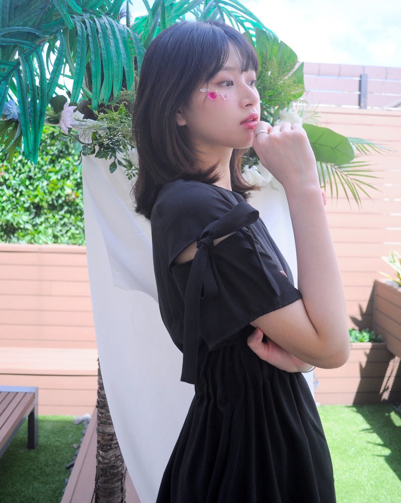 蝴蝶結袖立體束腰 little black dress - 洋裝/連身裙 - 聚酯纖維 黑色