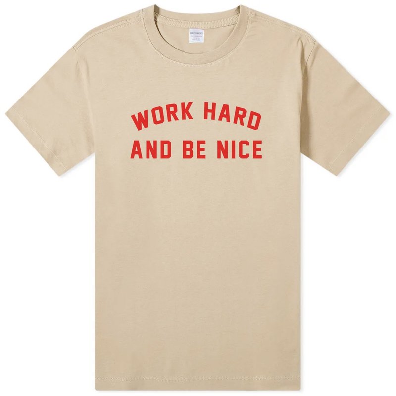 Work Hard and Be Nice 短袖T恤 卡其色 英文交換禮物聖誕工作 - 男 T 恤 - 棉．麻 卡其色