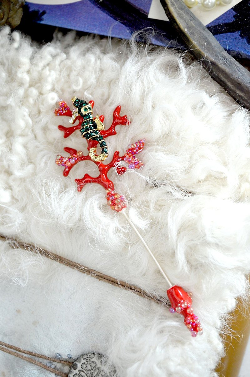 Red crystal bead coral seahorse Gemstone broach pin heart mouth pin - Brooches - Other Materials Red