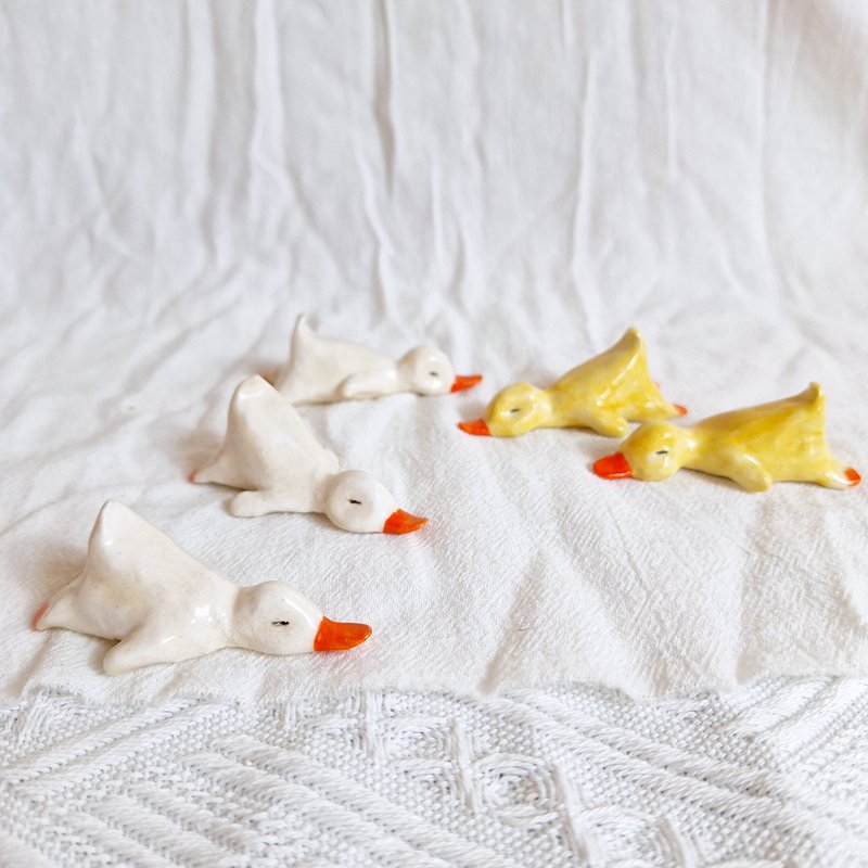 The yellow little duck with a raised butt can be used as a chopstick holder porcelain doll - Chopsticks - Porcelain 