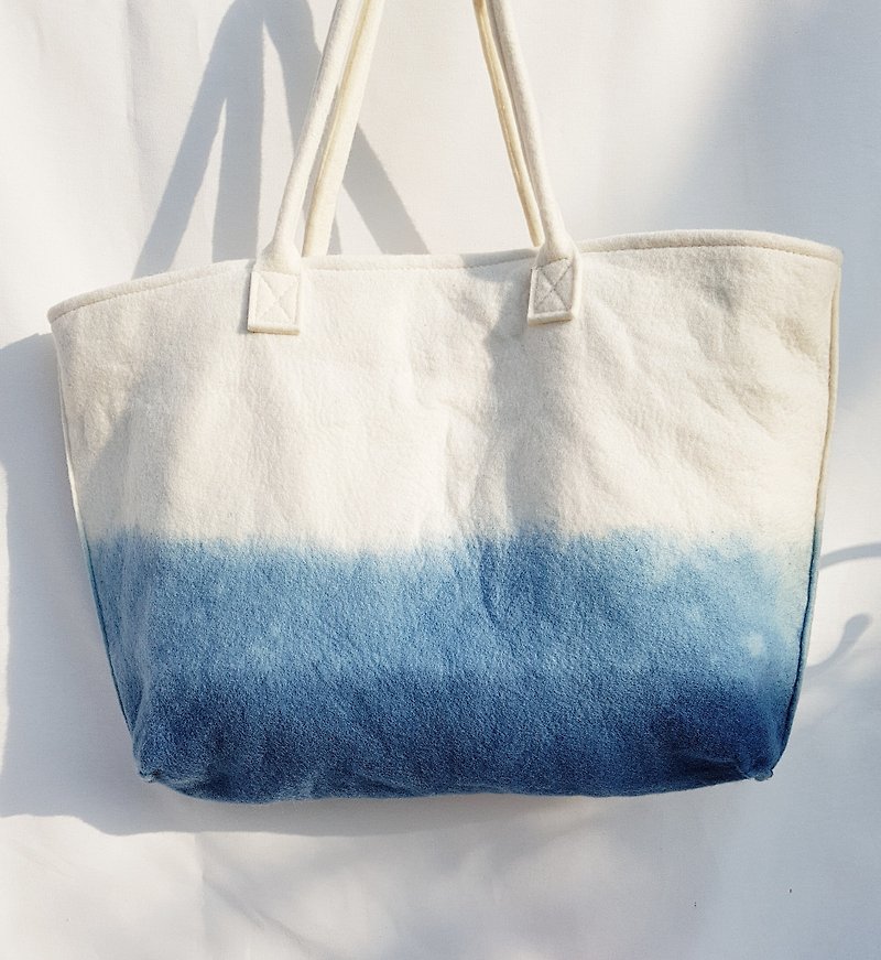 Blue-dyed wool felt (large) portable shoulder bag Christmas New Year gifts good things - กระเป๋าแมสเซนเจอร์ - ขนแกะ สีน้ำเงิน