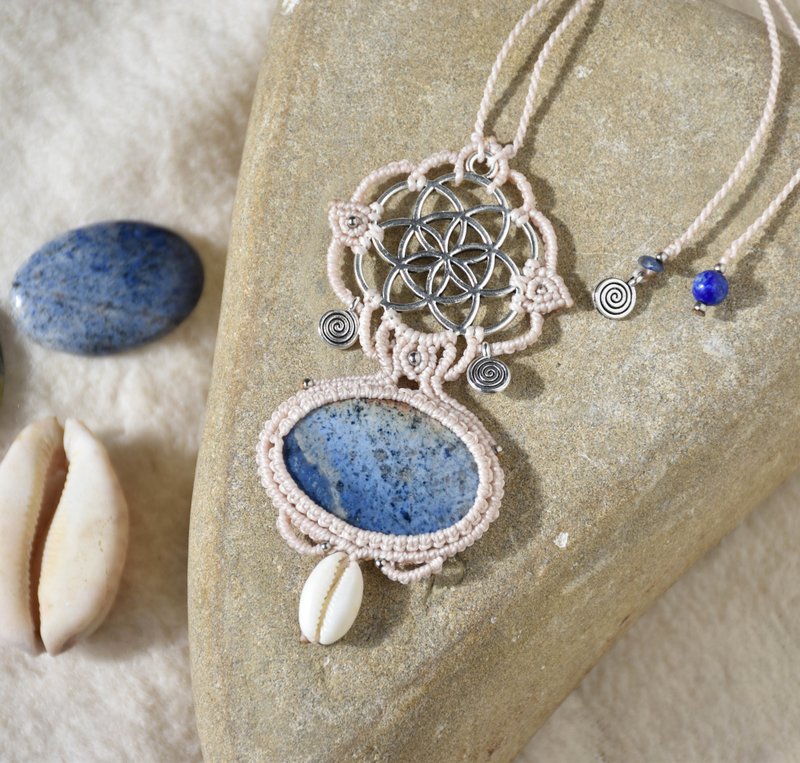 Beige ocean goddess necklace, macrame necklace with dumortierte - 項鍊 - 寶石 白色