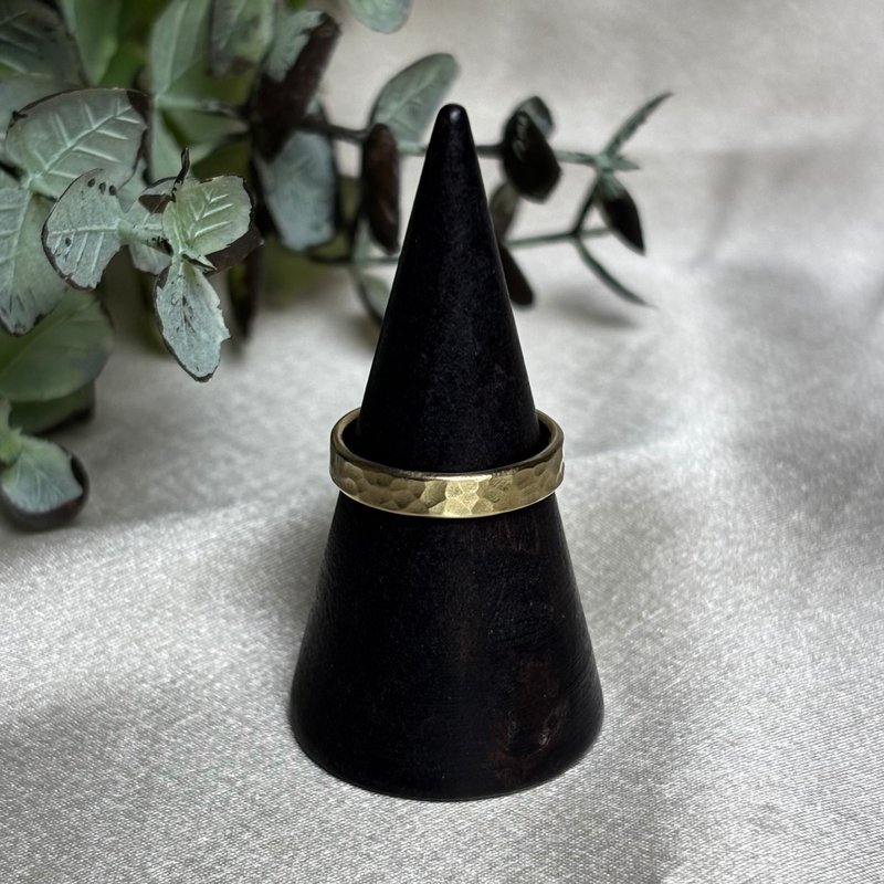 【客製化】黃銅手工鍛敲水波紋板戒指-可刻字 紀念禮物 - 戒指 - 其他金屬 金色
