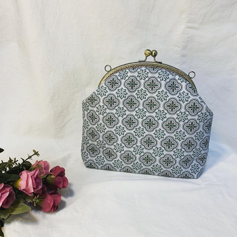 Retro window grille curved kiss lock bag[Exchange gift] - กระเป๋าแมสเซนเจอร์ - ผ้าฝ้าย/ผ้าลินิน สีน้ำเงิน