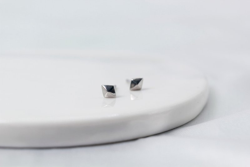 [SWS Jewelry] Three-dimensional rhombus medical steel earrings generally fine needle anti-allergic - ต่างหู - เครื่องประดับ หลากหลายสี