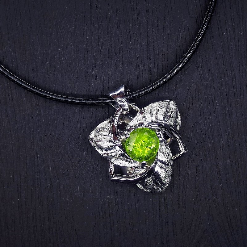 Green Peridot Vermeil 925 Silver Lili Flower Pendant - Trillium - สร้อยคอ - เครื่องเพชรพลอย สีเขียว