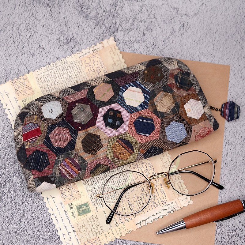【Only one】 Handmade patchwork lattice bag (Hexagonal zipper) - Clutch Bags - Cotton & Hemp Multicolor