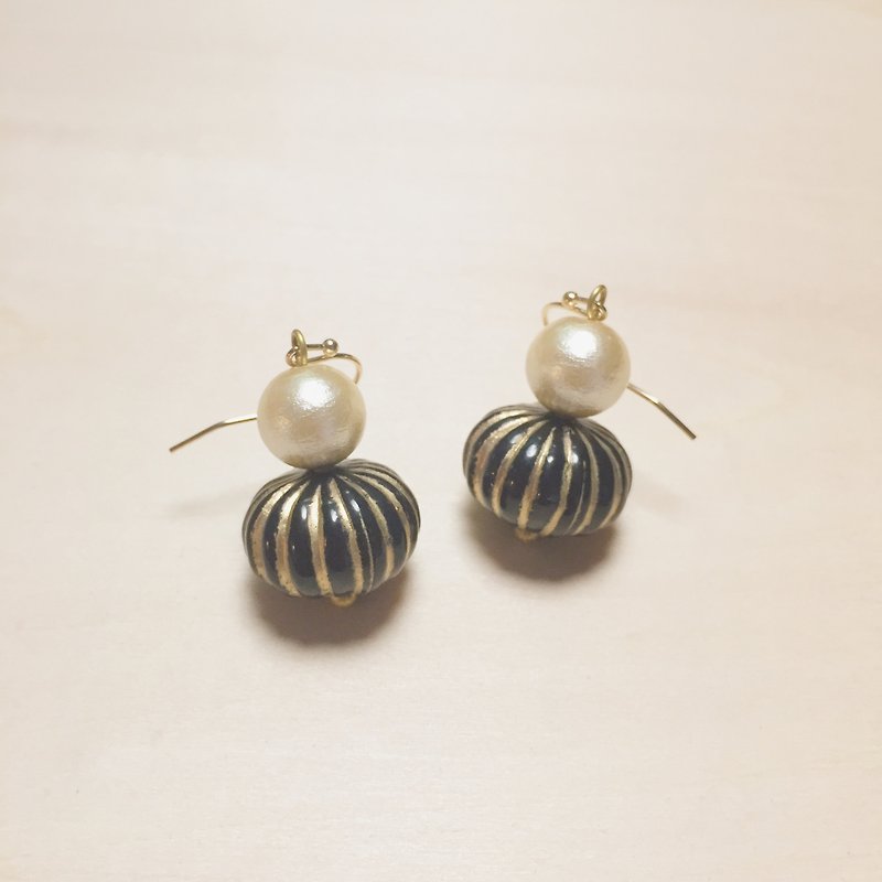Retro black big pumpkin cotton pearl earrings - ต่างหู - เรซิน สีดำ