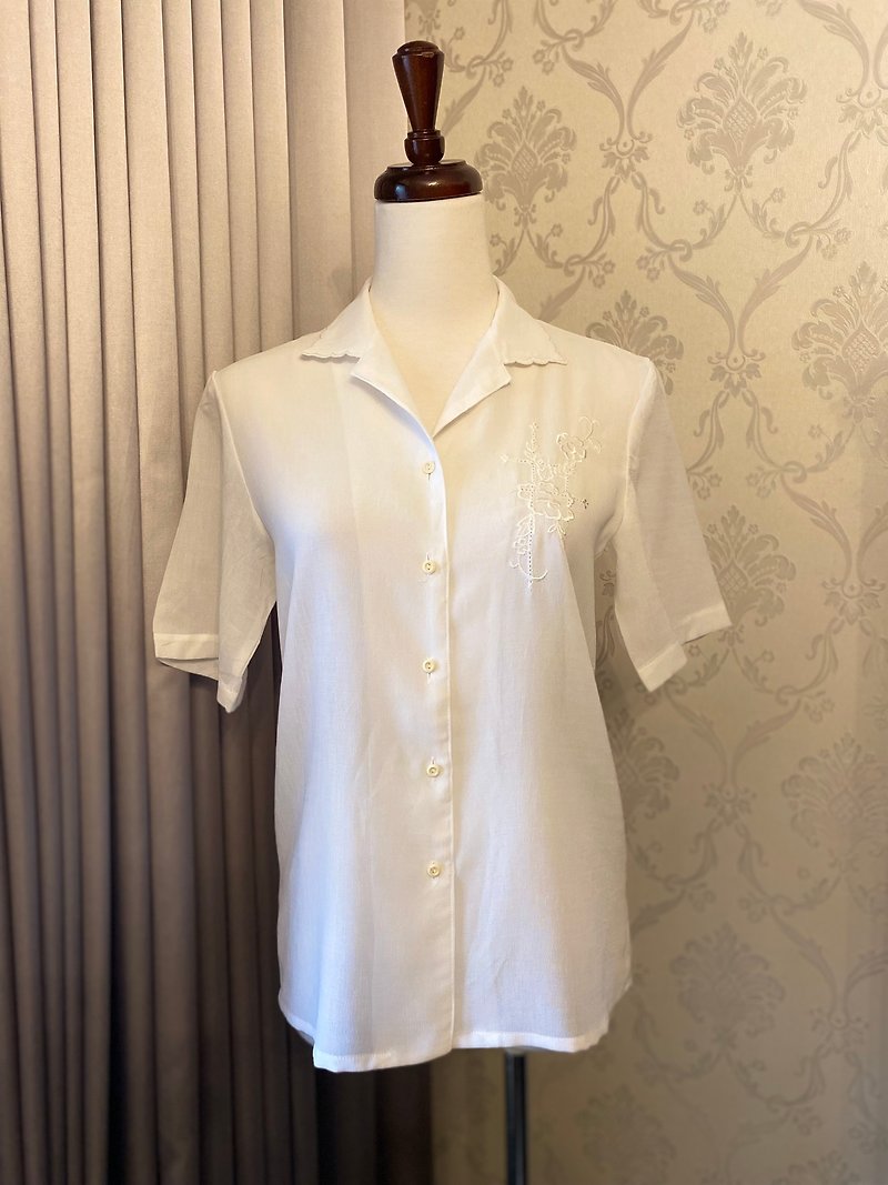 Floral embroidered vintage short-sleeved top made in Japan - Women's Tops - Polyester White