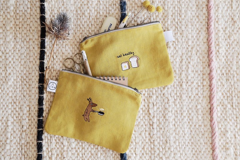 Taiwan Sika Deer Embroidery Storage Bag - กระเป๋าเครื่องสำอาง - ผ้าฝ้าย/ผ้าลินิน สีเหลือง