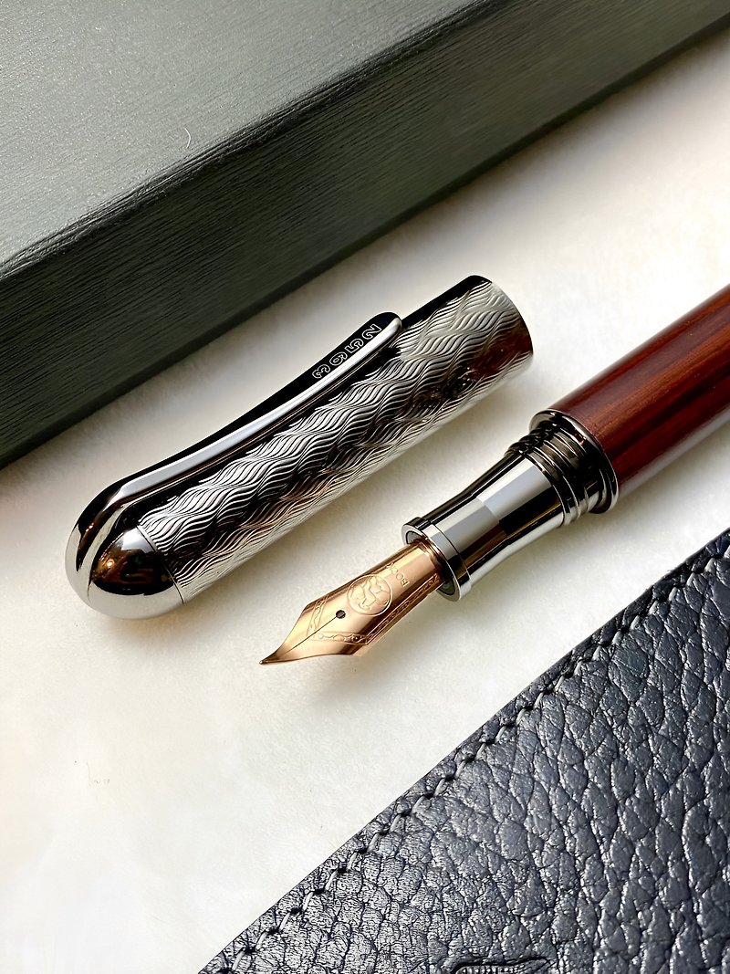 3952 Old Goat-Taroko Rosewood Rose Gold Calligraphy Steel Point Pen - ปากกาหมึกซึม - วัสดุอื่นๆ 