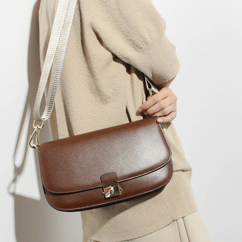 Caramel brown minimalist saddle wide shoulder strap cowhide leather handbags shoulder shoulder shoulder bag - กระเป๋าแมสเซนเจอร์ - หนังแท้ สีนำ้ตาล