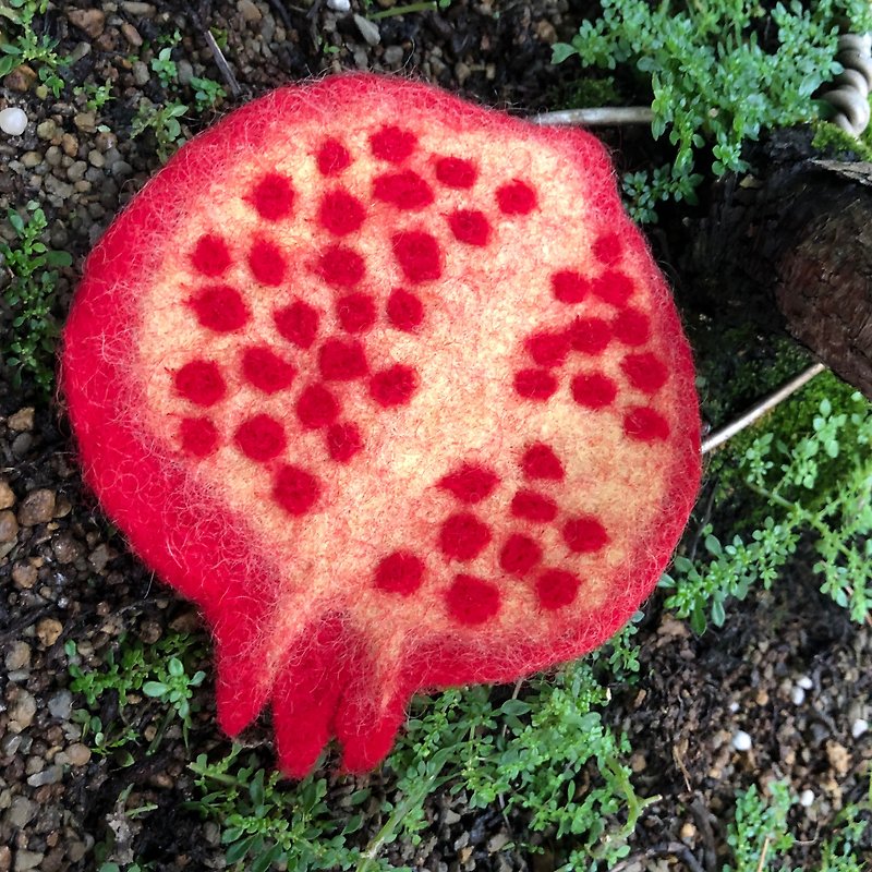 Felt coaster-pomegranate-fair trade - ที่รองแก้ว - ขนแกะ สีแดง