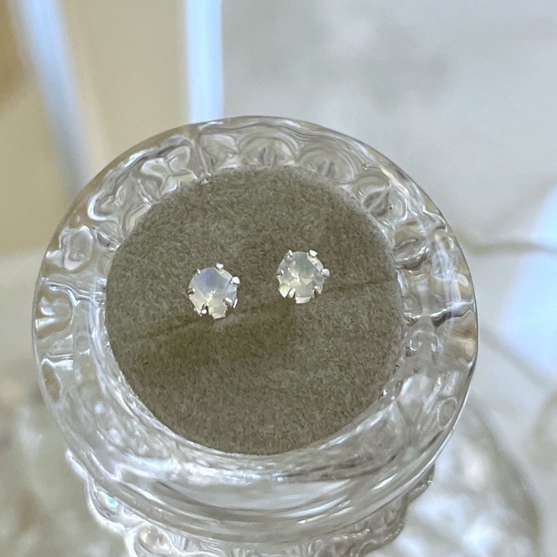 天然蛋白石 純銀六爪鑲耳針 精緻小巧 - 耳環/耳夾/耳骨夾 - 銀 銀色