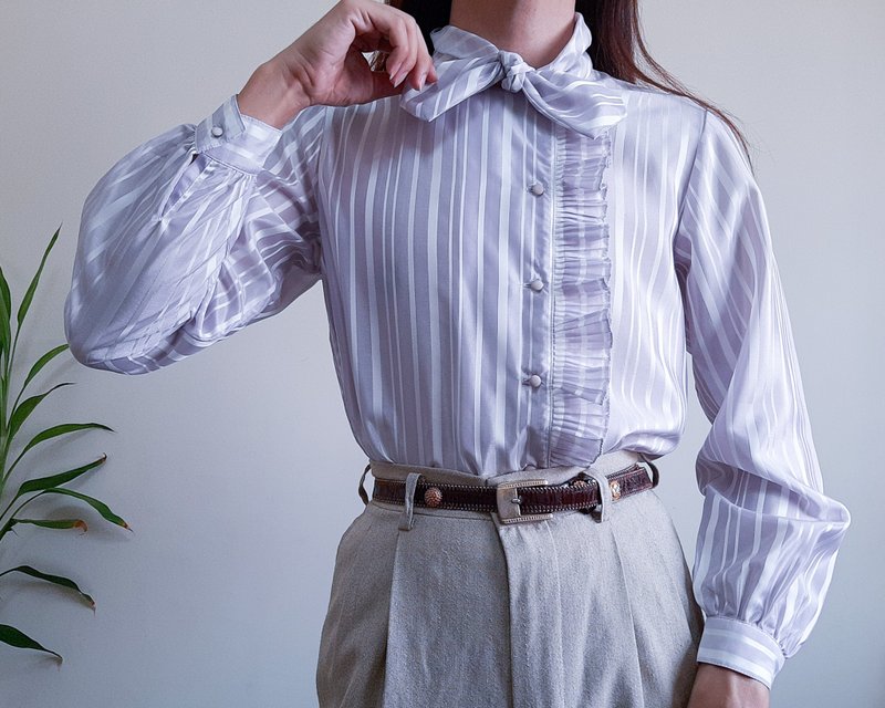 SMALL - Vintage Bow Tie Neck Blouse Organza Purple White Striped Ruffle Shirt - เสื้อเชิ้ตผู้หญิง - เส้นใยสังเคราะห์ สีม่วง
