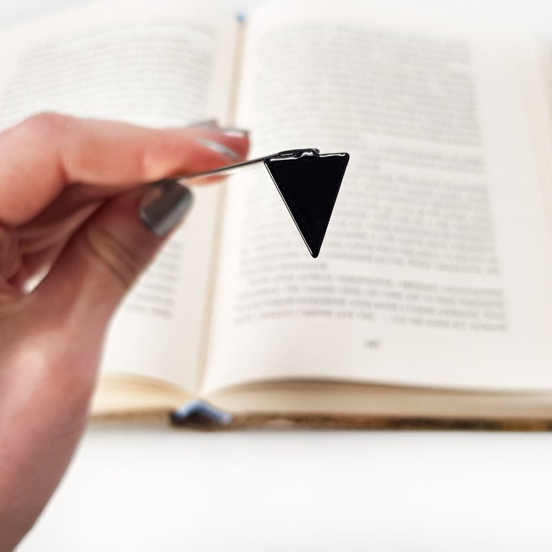 Minimalist bookmark Black Triangle. Stylish bookmark for stylish readers. - 書籤 - 其他金屬 黑色