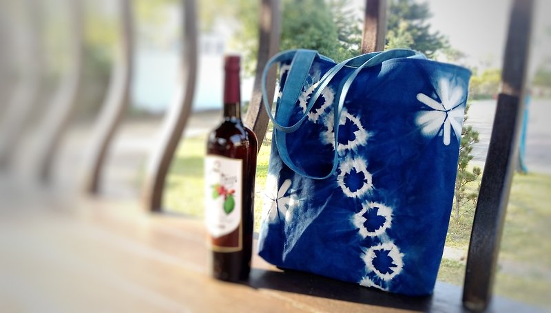 Blue dyed tote bag - dialogue - กระเป๋าแมสเซนเจอร์ - ผ้าฝ้าย/ผ้าลินิน 