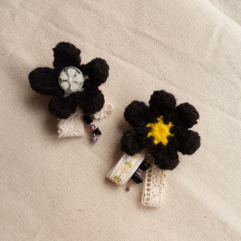 Goethe Black Marguerite Badge - เข็มกลัด - ผ้าฝ้าย/ผ้าลินิน สีดำ